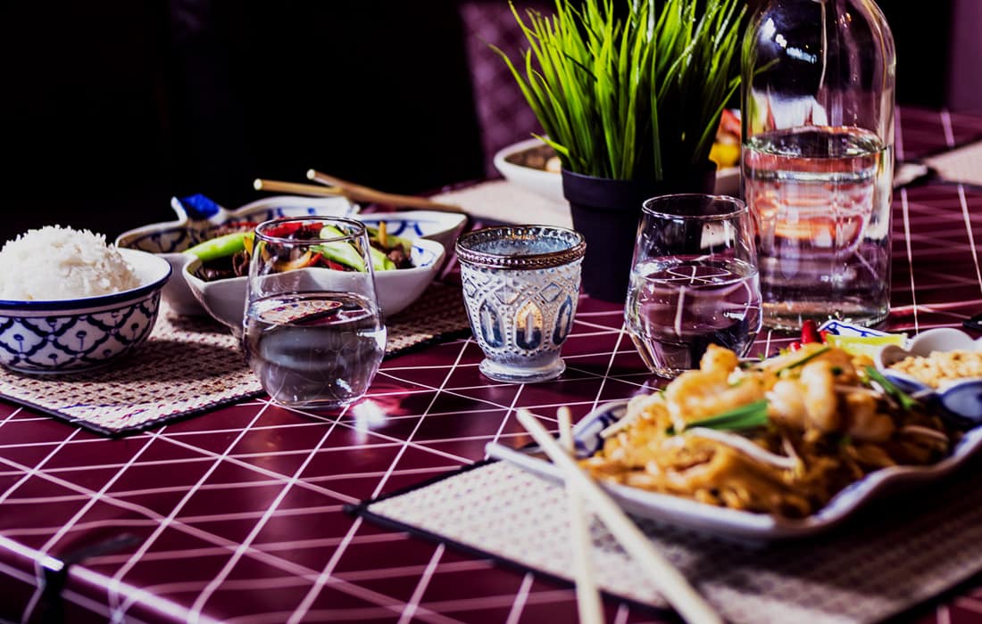 Dukat bord med Pad Thai, ris och thailändska rätter
