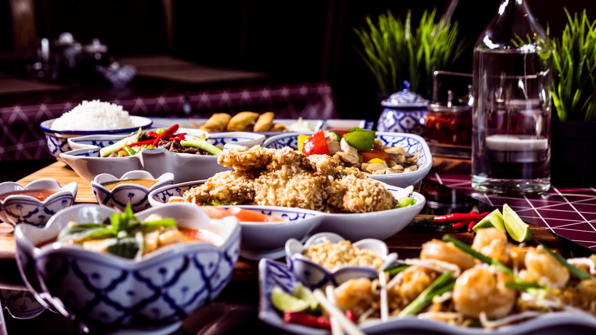 Flera thailändska rätter uppdukade på ett bord